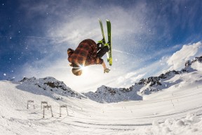 AYX体育-【战术揭秘】大谷翔平如何平衡投打两项任务，大谷翔平为什么这么受关注